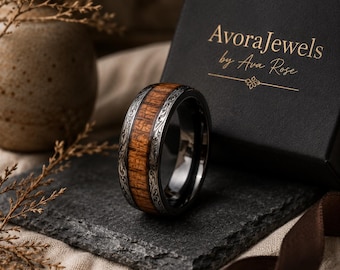Anillo de hombre con incrustaciones de madera negra, alianza de boda rústica grabada.