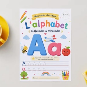 Könnte beinhalten: Ein weißes Übungsblatt für Schreibanfänger mit dem Titel Mon cahier d'écriture L'alphabet Majuscules & minuscules, das einen großen blauen Großbuchstaben A und ein rosa Kleinbuchstaben a sowie bunte Illustrationen zeigt.