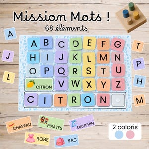 Peut inclure: Un jeu éducatif en bois intitulé Mission Mots avec 68 éléments. Il comprend un plateau avec des carrés alphabétiques colorés, une illustration de citron et des emplacements pour former des mots. Des lettres, un bloc en bois et des cartes sont inclus.