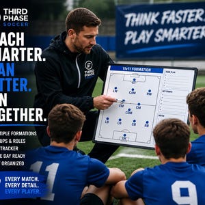 Può includere: Una lavagna bianca per allenatori di calcio con un diagramma stampato della formazione 11 contro 11, marcatori di posizione blu, sezioni per piani di squadra, punti chiave e note, con cornice nera, tenuta da un allenatore sul campo.