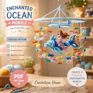 Peut inclure: Un mobile au crochet avec une sirène centrale chevauchant un grand poisson bleu, entourée de nombreux petits poissons colorés. Le texte indique ENCHANTED OCEAN MOBILE, CROCHET PATTERN, Step-by-step Instructions, Detailed Photos, Beginner Friendly, Instant Download, PDF PATTERN, Crochetvia House, et CREATE A MAGICAL UNDERWATER WORLD!