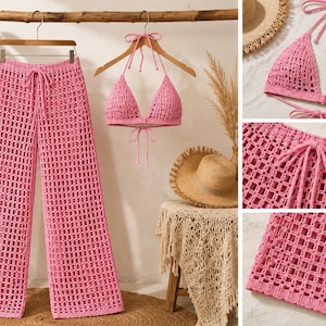 Peut inclure: Un ensemble deux pièces en crochet rose vif composé d'un haut de bikini triangle à nouer autour du cou et d'un pantalon large doté d'une taille à cordon réglable. Le vêtement présente un motif en maille carrée ajourée sur toute la surface.