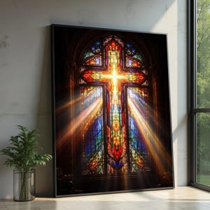 Puede incluir: Una impresión de arte mural rectangular que presenta un diseño de vidriera vibrante con una cruz central prominente. La obra muestra tonos ricos en rojo, azul y amarillo con rayos de luz brillantes que emanan de la cruz, en un marco oscuro.