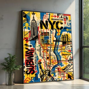 Op de afbeelding: Een rechthoekige wandprint met een gestileerde plattegrond van de metro van New York met opvallende gele, blauwe en rode accenten. Het ontwerp bevat de tekst NYC, Manhattan en Subway, naast illustraties van het Empire State Building en het Vrijheidsbeeld.