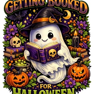 Peut inclure: Une illustration graphique montrant un fantôme blanc portant un chapeau de sorcière noir et lisant un livre violet avec un crâne sur la couverture. Le texte indique GETTING BOOKED FOR HALLOWEEN, entouré de citrouilles, fleurs violettes et bougie.