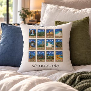 Op de afbeelding: Een wit vierkant sierkussen met een raster van twaalf kleurrijke postzegelillustraties van diverse Venezolaanse bezienswaardigheden en landschappen, met het woord Venezuela in zwarte letters onder het raster gedrukt.