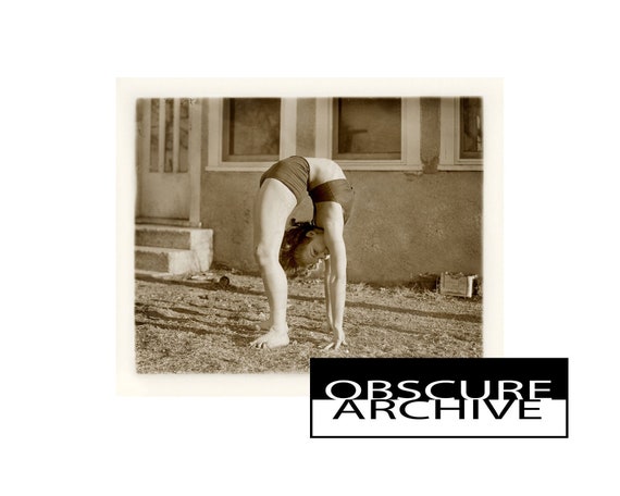 AMATEUR CONTORTIONIST 1930s Vintage Photo of a Young