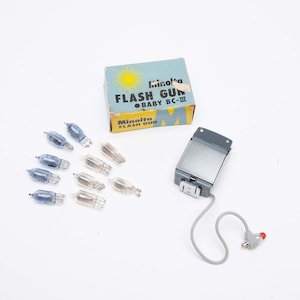 MINOLTA Baby BCIII - Miniature Flash - Complete with AG Flash Bulbs - original box