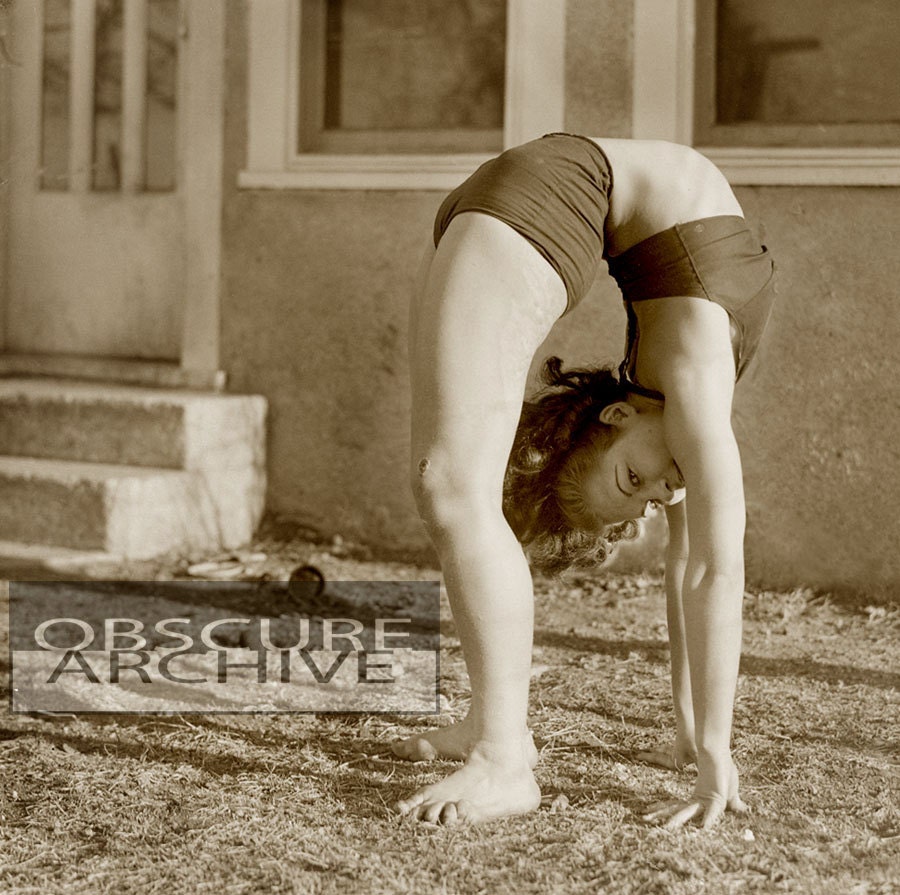 AMATEUR CONTORTIONIST 1930s Vintage Photo of a Young pic photo
