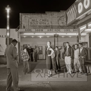 ARCADE GIRL - a crowd watches a pretty girl being photographed - Amazing 1950's Photograph