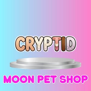 Puede incluir: Un logotipo gráfico que presenta la palabra CRYPTID en letras estilizadas con texturas variadas sobre una plataforma circular plateada, con el texto MOON PET SHOP en fuente sans-serif rosa brillante debajo, sobre un fondo degradado azul a rosa.