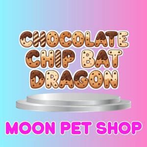 Könnte beinhalten: Ein Grafikdesign mit dem Text CHOCOLATE CHIP BAT DRAGON in einer keksartigen Schriftart mit Schokoladenstückchen-Texturen, platziert über einer silbernen runden Plattform, mit dem Text MOON PET SHOP in leuchtendem Pink am unteren Rand.