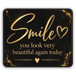 Op de afbeelding: Een rechthoekige muismat met een zwarte marmeren achtergrond en gouden aders. De tekst "Smile" staat in een groot goudkleurig cursief lettertype, gevolgd door "you look very beautiful again today" in een kleiner goudkleurig schreeflettertype.