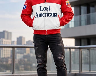 以下が含まれることがあります： 胸元にLost Americanaの文字がプリントされ、袖にワッペンがあしらわれた赤と白のレザージャケット。黒のダメージデニムジーンズと白いスニーカーを合わせています。ジャケットには襟とスナップボタンが付いています。