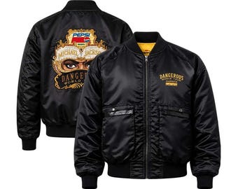 以下が含まれることがあります： 黄色い裏地が付いた黒いボンバージャケット。前面には「DANGEROUS WORLD TOUR」と書かれた小さな金色のロゴがあります。背面には、ペプシのロゴ、「MICHAEL JACKSON」、および「DANGEROUS WORLD TOUR」というテキストが大きく描かれています。