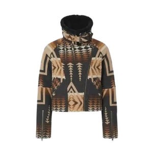 Könnte beinhalten: Eine kurz geschnittene Jacke mit einem geometrischen Muster in Schwarz, Braun und Beige. Die Jacke hat einen hohen Kragen mit schwarzem Kunstfellfutter, einen asymmetrischen Frontreißverschluss und lange Ärmel mit silberfarbenen Reißverschlüssen an den Ärmelbündchen.