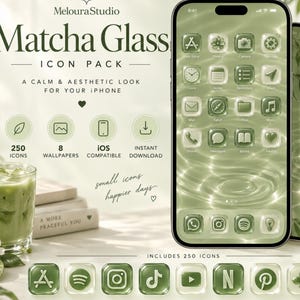 Puede incluir: Un paquete de iconos digitales titulado Matcha Glass Icon Pack que incluye 250 iconos de aplicaciones estilo vidrio verde y 8 fondos de pantalla para iPhone. La pantalla muestra una cuadrícula de iconos y una pantalla de bloqueo con agua.