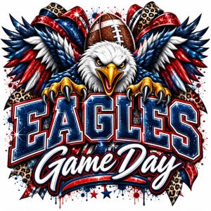 Puede incluir: Un diseño gráfico que muestra un águila calva con las alas extendidas, un balón de fútbol americano marrón y cintas con estampado de leopardo. El texto EAGLES aparece en letras azules con bordes blancos y Game Day en letra cursiva blanca.