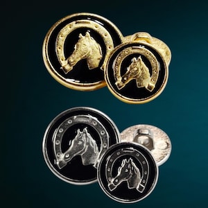 Puede incluir: Dos juegos de botones redondos negros y dorados con un diseño de cabeza de caballo y herradura. Los botones tienen un acabado brillante.