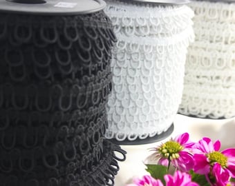 Presillas elásticas para colas de vestidos de novia, para sujetar velos, vestidos históricos y teatrales. Disponibles en blanco, marfil y negro. Se venden por pie o yarda.