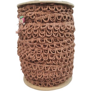 Peut inclure: Une bobine de garniture décorative marron avec un bord festonné. La garniture est faite d'un matériau tissé et présente un motif répétitif. Une petite décoration en forme de pomme est attachée sur le côté de la bobine. Idéal pour la couture et les projets d'artisanat.