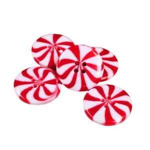 以下が含まれることがあります： 赤と白のストライプ模様の丸いボタンが5つ。各ボタンには渦巻き模様があり、縫製用の穴が4つあります。ボタンは白い背景に配置されています。