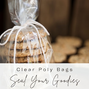 Op de afbeelding: Een stapel haverkoekjes verpakt in een doorzichtige plastic zak, vastgebonden met een wit touwtje. De tekst "Clear Poly Bags Seal Your Goodies" staat op een wit lint onder de koekjes.