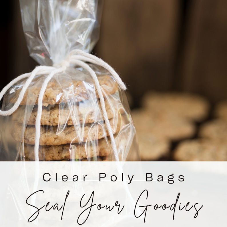 Op de afbeelding: Een stapel haverkoekjes verpakt in een doorzichtige plastic zak, vastgebonden met een wit touwtje. De tekst "Clear Poly Bags Seal Your Goodies" staat op een wit lint onder de koekjes.