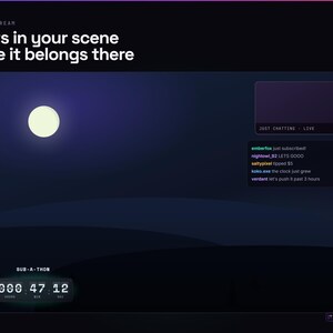 Pu&ograve; includere: Una sovrapposizione digitale per lo streaming live con un cielo notturno blu scuro e una luna piena. Include un timer per il conto alla rovescia sub-a-thon, una chat box con messaggi utente di esempio e una cornice per fotocamera Just Chatting Live. Testo: Sits in your scene like it belongs there.