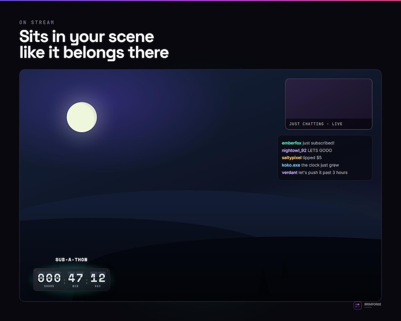 Pu&ograve; includere: Una sovrapposizione digitale per lo streaming live con un cielo notturno blu scuro e una luna piena. Include un timer per il conto alla rovescia sub-a-thon, una chat box con messaggi utente di esempio e una cornice per fotocamera Just Chatting Live. Testo: Sits in your scene like it belongs there.