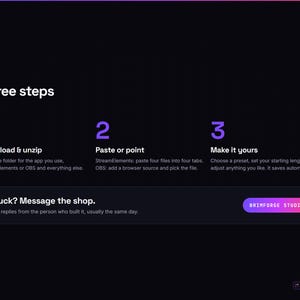 Pu&ograve; includere: Un grafico di interfaccia scuro intitolato Setup Three steps, che delinea un processo: 1. Download & unzip, 2. Paste or point, 3. Make it yours. Sotto, un riquadro recita Stuck? Message the shop. Real replies from the person who built it, usually the same day, con un pulsante Brimforge Studio.