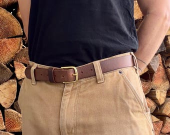 Ceinture en cuir marron effet vieilli du Crazy Horse avec boucle en laiton massif. Poli, vieilli ou nickelé.