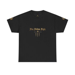 T-shirt « Fuir, Suivre, Combattre » | T-shirt blanc avec inscription gothique et épées croisées