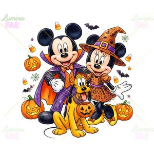 Pode incluir: Uma ilustração colorida apresentando Mickey Mouse com uma capa de vampiro roxa, Minnie Mouse com um chapéu e vestido de bruxa laranja, e Pluto segurando um balde de abóbora. A cena inclui abóboras laranjas, doces e morcegos.