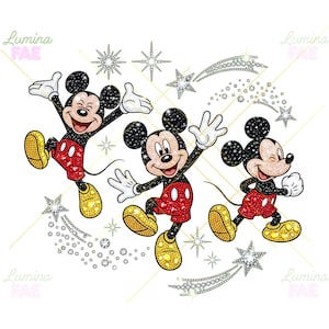 Puede incluir: Un gráfico digital que presenta tres figuras de Mickey Mouse representadas en un estilo de pedrería brillante. Cada personaje viste pantalones cortos rojos y zapatos amarillos, rodeado de estrellas y estelas de pequeños acentos.