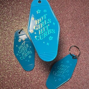 Vintage Motel Keychain | Retro-Inspired Acrylic Key Tag | Customizable Gift for Travelers, 80s Lovers, or Trendy Aesthetic Fans