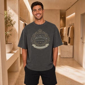 カールトンクラブクレストグラフィックTシャツ、コンフォートカラーズ1717ガーメントダイコットンシャツ