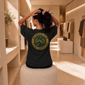 ボタニカルクラブ プラントアドベンチャー グラフィックTシャツ、ヴィンテージ自然イラスト、コンフォートカラーズ 1717 Tシャツ