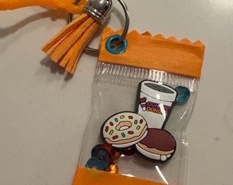 Llavero con envoltorio de caramelo Dunkin. Se puede usar en una mochila o en un bolso como dije.
