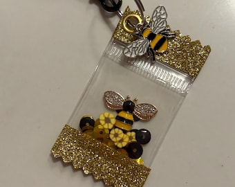 Llavero con envoltorio de caramelo en forma de abejorro. Se puede usar en una mochila o en un bolso como dije.