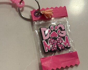 Llavero con envoltorio de caramelos de mamá perro. Se puede usar en una mochila o en un bolso como dije.