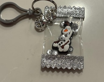 Llavero con envoltorio de caramelo de Olaf. Se puede usar en una mochila o en un bolso como dije.