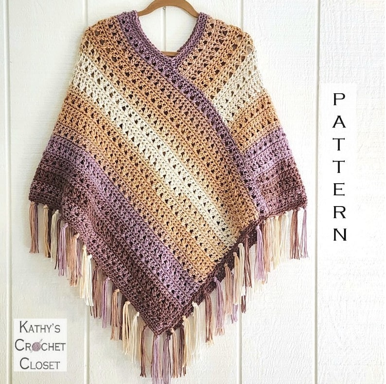 Puede incluir: Un poncho de ganchillo con un patr&oacute;n de rayas diagonales en tonos morado, bronceado y crema con flecos en el borde inferior. El texto "PATTERN" est&aacute; a la derecha y "Kathy's CROCHET CLOSET" en la parte inferior izquierda.