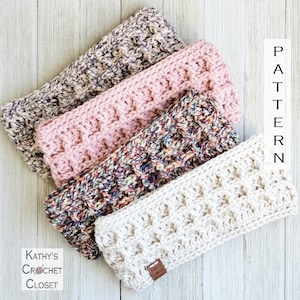 Peut inclure: Quatre bandeaux en crochet de différentes couleurs et motifs. Les bandeaux sont empilés les uns sur les autres. Les bandeaux sont faits avec un fil épais et ont un point texturé. Les bandeaux sont un excellent accessoire pour toute tenue.