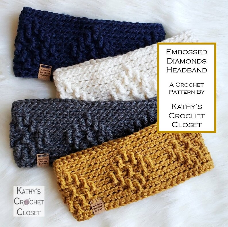 Op de afbeelding: Vier gebreide hoofdbanden in verschillende kleuren: marineblauw, wit, grijs en mosterdgeel. De hoofdbanden hebben een ruitpatroon en zijn op elkaar gestapeld. De tekst "EMBOSSED DIAMONDS HEADBAND" staat in een gouden rechthoek aan de rechterkant van de afbeelding. De tekst "A CROCHET PATTERN BY KATHY'S CROCHET CLOSET" staat onder de rechthoek.