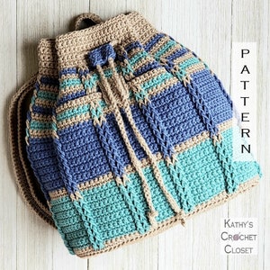 Op de afbeelding: Een gehaakte rugzak met een trekkoord. De rugzak is gemaakt van blauw, turquoise en bruin garen. Het patroon is een gestreept ontwerp met een kabelbreisteekdetail. De tekst "PATTERN" is zichtbaar in de rechterbovenhoek van de afbeelding.