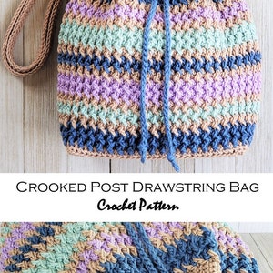 Pu&ograve; includere: Modello di borsa a cordoncino all'uncinetto con una borsa all'uncinetto in tonalit&agrave; di marrone, blu, viola e verde. La borsa ha una tracolla lunga e una chiusura a cordoncino. Il testo "CROOKED POST DRAWSTRING BAG Crochet Pattern" &egrave; in basso nell'immagine. Il testo "www.kathyscrochetcloset.etsy.com" &egrave; in basso nell'immagine.