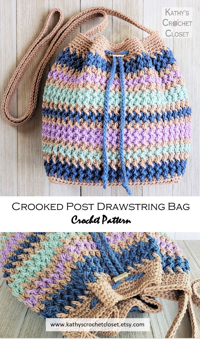 Pu&ograve; includere: Modello di borsa a cordoncino all'uncinetto con una borsa all'uncinetto in tonalit&agrave; di marrone, blu, viola e verde. La borsa ha una tracolla lunga e una chiusura a cordoncino. Il testo "CROOKED POST DRAWSTRING BAG Crochet Pattern" &egrave; in basso nell'immagine. Il testo "www.kathyscrochetcloset.etsy.com" &egrave; in basso nell'immagine.