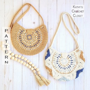 Puede incluir: Dos bolsos de crochet con un diseño circular en el centro. El bolso de la izquierda es de color beige con detalles azules. El bolso de la derecha es blanco con detalles azules, beige y azul claro. El texto "Kathy's Crochet Closet" está en la esquina superior derecha de la imagen.