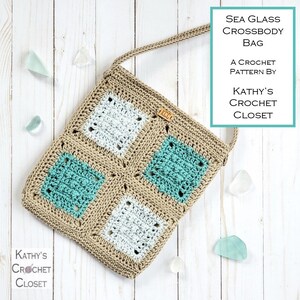 Puede incluir: Un bolso bandolera de ganchillo de vidrio de mar con una correa marr&oacute;n y un patr&oacute;n cuadrado de color azul claro y blanco. El bolso tiene una etiqueta que dice "KCC".